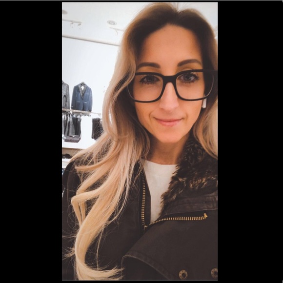 Meet your Posher, Jessica - Picture 2 of 2